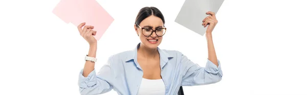 Femme d'affaires surmenée avec les yeux fermés tenant des dossiers isolés sur blanc, bannière — Photo de stock