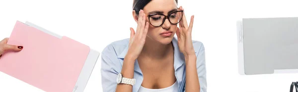 Stanca donna d'affari con gli occhi chiusi che soffre di mal di testa vicino a documenti isolati su bianco, banner — Foto stock