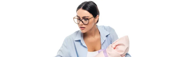 Junge Frau mit Brille hält Säugling isoliert auf weißem Banner — Stockfoto
