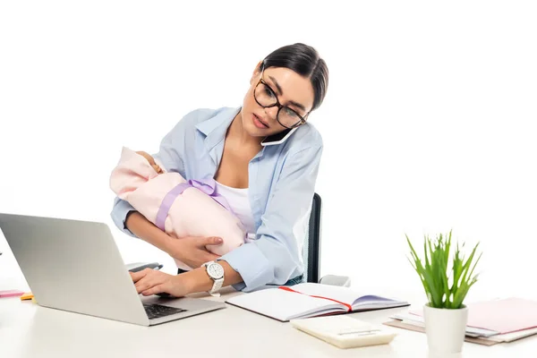 Jeune homme d'affaires tapant sur ordinateur portable tout en tenant bébé isolé sur blanc — Photo de stock
