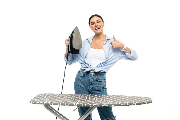 Excitado mulher segurando ferro e mostrando polegar para cima isolado no branco — Fotografia de Stock