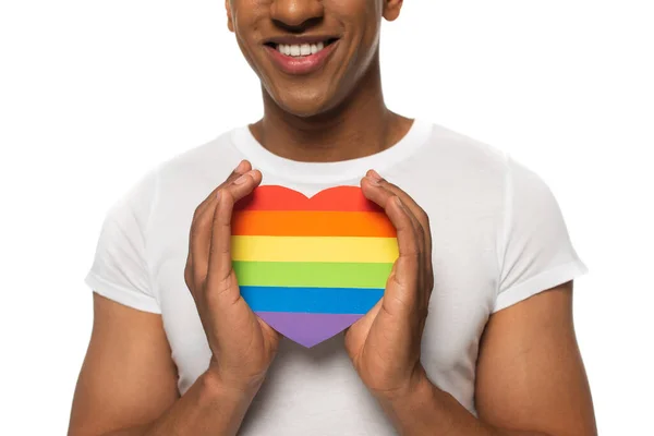 Vue partielle de l'homme afro-américain tenant lgbt couleurs coeur de papier isolé sur blanc — Photo de stock