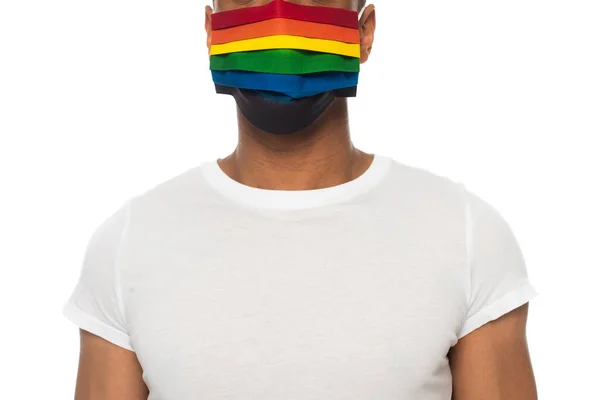 Visão parcial do homem afro-americano em t-shirt branca e lgbt cores máscara médica isolado em branco — Fotografia de Stock