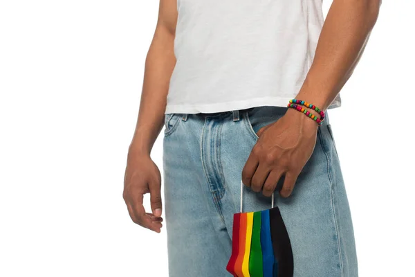 Teilansicht eines afrikanisch-amerikanischen Mannes mit Schutzmaske in lgbt-Farben isoliert auf weiß — Stockfoto