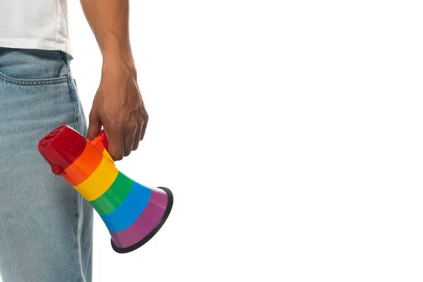 Vista parcial del hombre afroamericano sosteniendo altavoz de colores arco iris aislado en blanco, concepto lgbt - foto de stock