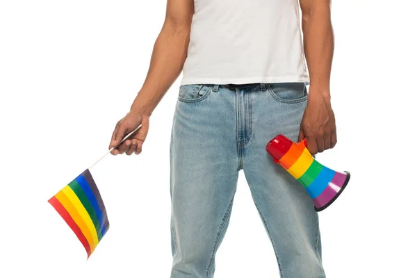 Vista recortada del hombre afroamericano sosteniendo bandera lgbt y megáfono en colores arcoíris aislados en blanco - foto de stock