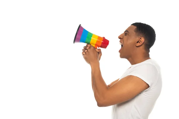 Vista laterale di uomo afroamericano urlando in colori lgbt altoparlante isolato su bianco — Foto stock