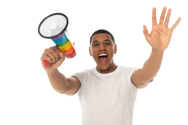 Hombre afroamericano con megáfono en colores lgbt, agitando la mano y gritando aislado en blanco - foto de stock
