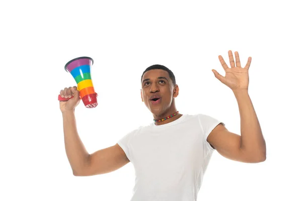 Excité homme afro-américain gestuelle tout en tenant mégaphone en lgbt couleurs isolé sur blanc — Photo de stock