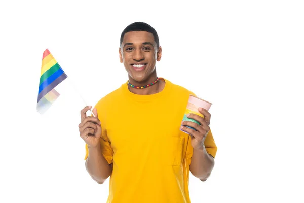 Allegro uomo afroamericano in possesso di caffè per andare e bandiera lgbt isolato su bianco — Foto stock