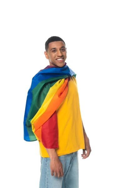 Gioioso uomo afroamericano, coperto di bandiera lgbt, sorridente alla telecamera isolata su bianco — Foto stock
