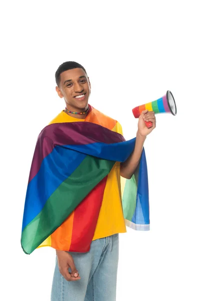 Gioioso uomo afroamericano con colori arcobaleno megafono e bandiera lgbt isolato su bianco — Foto stock