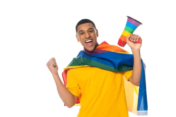 Збуджений афроамериканський чоловік з прапором lgbt і мегафон у веселкових кольорах, що показують жест виграшу ізольований на білому — стокове фото