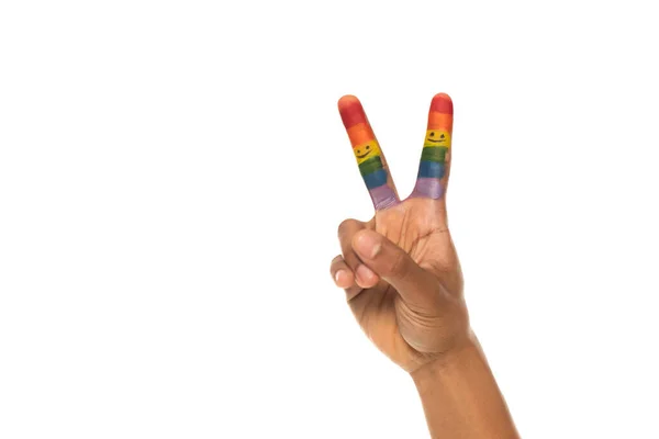 Vista cortada do homem americano africano mostrando gesto de vitória com os dedos pintados em cores lgbt isolado no branco — Fotografia de Stock