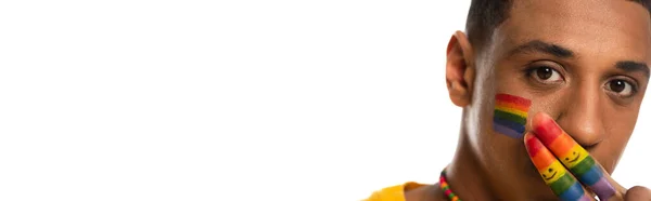 Африканский американец, закрывающий рот пальцами, окрашенными в цвета лагби, изолированные на белом, баннер — стоковое фото