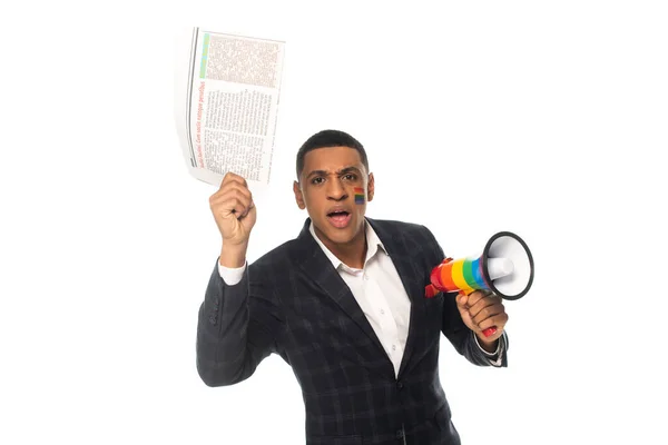 Preoccupato uomo d'affari afroamericano tenendo giornale e lgbt colori megafono isolato su bianco — Foto stock