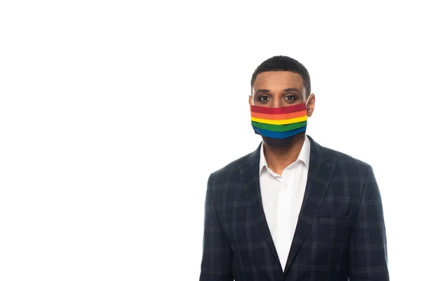 Afroamericano uomo d'affari in colori arcobaleno maschera medica isolato su bianco, concetto lgbt — Foto stock