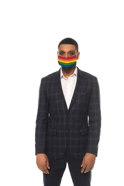 Afro americano uomo d'affari indossa colori lgbt maschera di sicurezza isolato su bianco — Foto stock