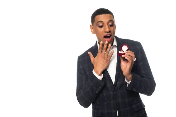 Excité homme homosexuel afro-américain tenant boîte à bijoux avec bague de mariage isolé sur blanc — Photo de stock