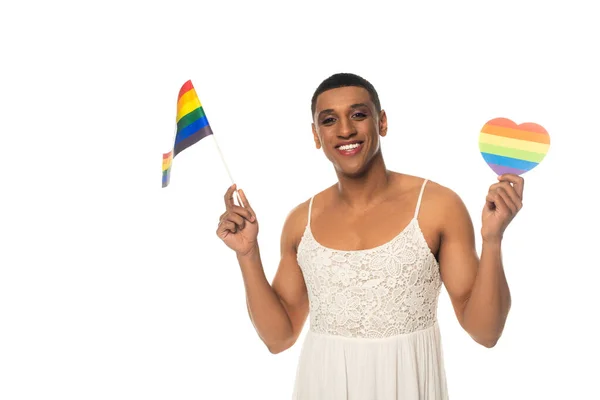 Feliz africano americano transexual hombre celebración lgbt bandera y papel corazón en arco iris colores aislado en blanco - foto de stock