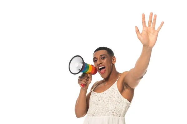 Afro-américain transgenre homme agitant la main tout en criant dans mégaphone isolé sur blanc — Photo de stock