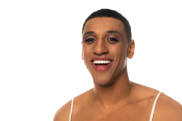 Homme transgenre afro-américain joyeux avec le maquillage souriant à la caméra isolé sur blanc — Photo de stock