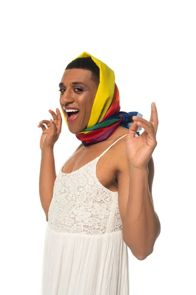 Excité afro-américain transgenre homme en robe et couleurs arc-en-ciel tête de mouchoir isolé sur blanc — Photo de stock