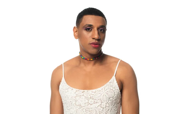 Афроамериканський транссексуал в сонячному одязі і макіяж дивиться на камеру ізольовано на білому — Stock Photo