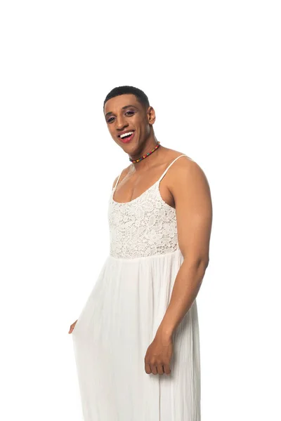 Fröhliche afrikanisch-amerikanische Transgender-Frau in Sundress lächelt in die Kamera isoliert auf weiß — Stockfoto