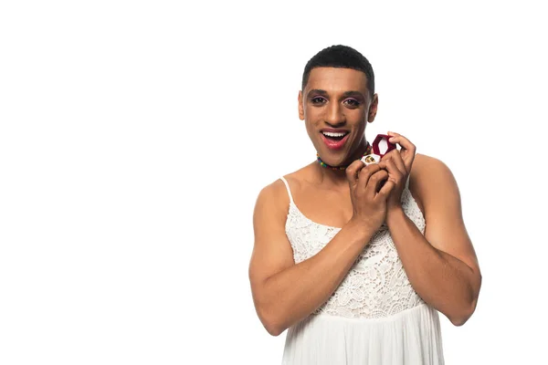 Joyeux homme transgenre afro-américain tenant boîte à bijoux avec anneau de mariage isolé sur blanc — Photo de stock