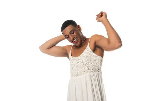 Excité afro-américain transgenre homme en robe de soleil danse avec les yeux fermés isolé sur blanc — Photo de stock