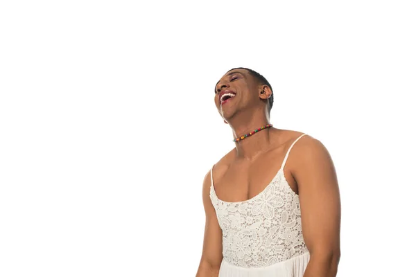 Excité afro-américain transsexuel homme en maquillage et sundress rire isolé sur blanc — Photo de stock