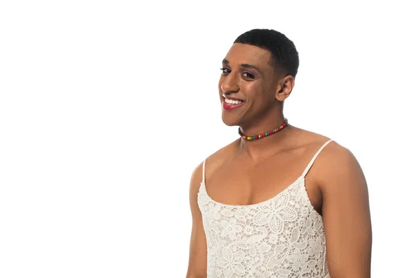 Щаслива афроамериканська транссексуальна жінка в макіяжі і сарафанах ізольована на білому — стокове фото
