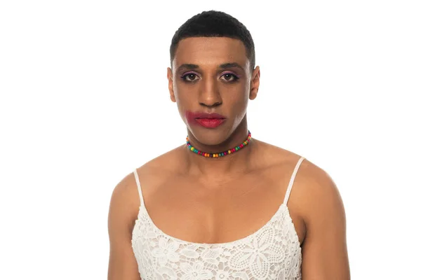 Africano americano gay hombre con untado lápiz labial mirando a cámara aislado en blanco - foto de stock
