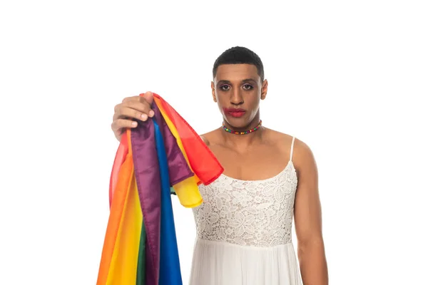 Afro-américain transgenre homme en robe de soleil montrant drapeau lgbt isolé sur blanc — Photo de stock