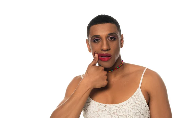 Афроамериканський транссексуал в сонячному одязі дивиться на камеру, маскуючи помаду ізольовано на білому — Stock Photo