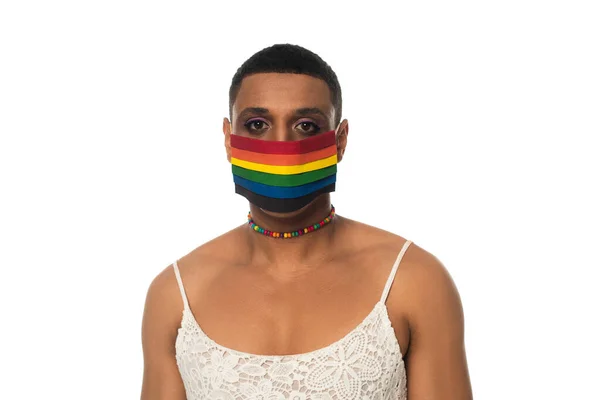 Africano americano transexual hombre en lgbt colores médico máscara aislado en blanco - foto de stock
