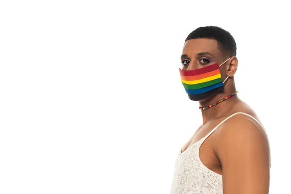 Africano americano transexual homem em cores lgbt máscara de segurança olhando para a câmera isolada no branco — Fotografia de Stock