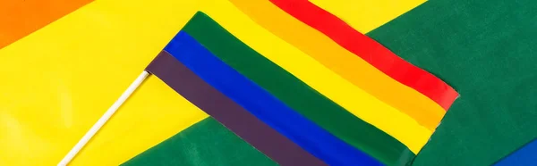 Vista superior de la bandera lgbt en el fondo de colores arco iris, bandera - foto de stock