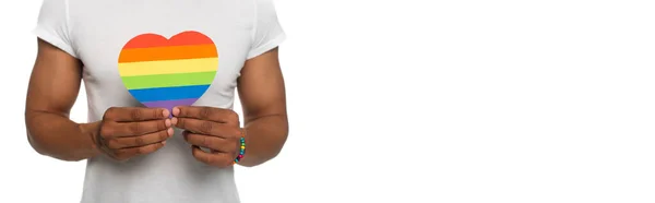 Teilansicht eines afrikanisch-amerikanischen Mannes mit Papierherz in lgbt-Farben isoliert auf weiß, Banner — Stockfoto