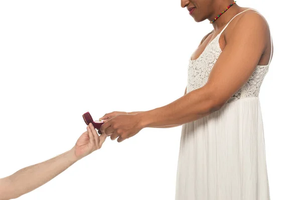 Vista recortada del hombre haciendo propuesta de boda a afroamericano transgénero aislado en blanco - foto de stock