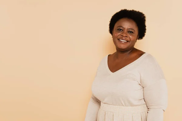 Alegre afro-americana de meia-idade mulher em roupas pastel isolado no bege — Fotografia de Stock