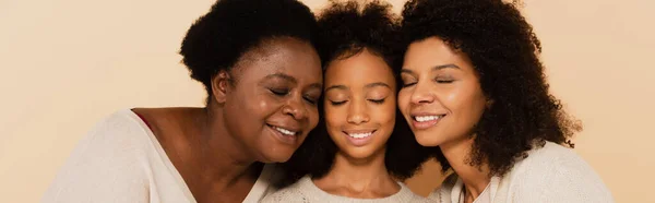 Afro-americana filha, neta e avó abraçando bochechas para bochechas em fundo bege, banner — Fotografia de Stock