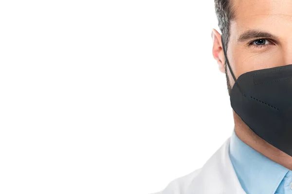 Обрезанный вид человека в черном kn95 медицинская маска глядя на камеру изолированы на белом — стоковое фото