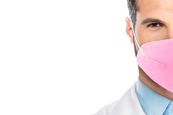 Обрезанный вид человека в розовом ffp2 медицинская маска глядя на камеру изолированы на белом — стоковое фото