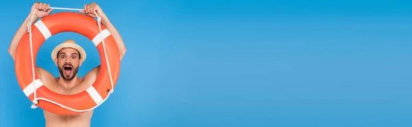 Incroyable homme torse nu tenant la bouée de vie isolée sur bleu, bannière — Photo de stock