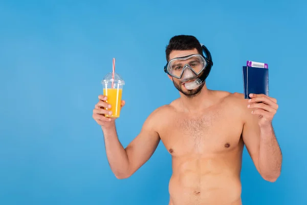 Hemdloser Mann in Schwimmbrille mit Pässen und Orangensaft — Stockfoto