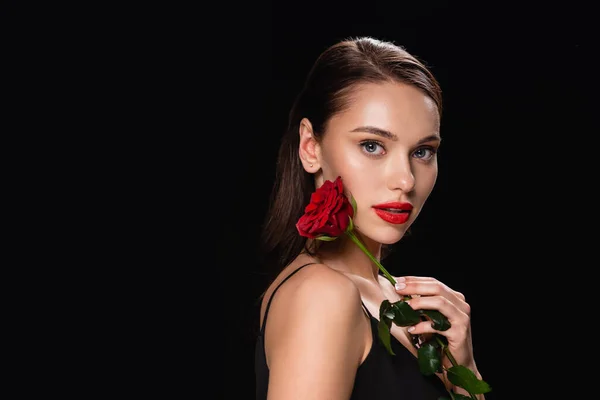 Hübsche Frau mit roten Lippen und rosa Blick in die Kamera isoliert auf schwarz — Stockfoto