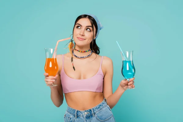 Smiling woman in bandana and necklaces holding cocktails isolated on blue — Stock Photo