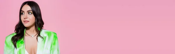 Mulher morena em jaqueta elegante olhando para longe isolado em rosa, banner — Fotografia de Stock